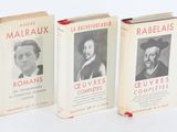 trois livres posés sur une surface blanche, avec une photo d'un homme et d'une femme
