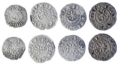 six pièces d'argent de formes et de tailles différentes sur un fond blanc