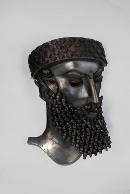 un masque en métal orné d'une barbe et d'un chapeau