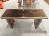 une table posée sur le sol d'une pièce