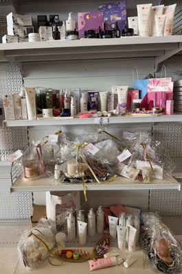 de nombreux types de produits de beauté exposés sur les rayons