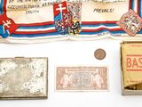 un grand nombre d'objets posés sur une table