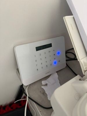 une imprimante blanche posée sur un bureau, à côté d'une autre imprimante