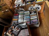 de nombreuses boîtes de CD et des CD éparpillés par terre