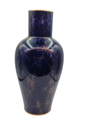 un vase bleu orné d'un motif craquelé