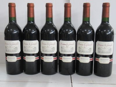 six bouteilles de vin sont alignées sur une table