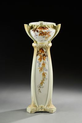 un vase blanc orné d'un motif à la feuille d'or