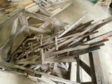 de nombreuses pièces de bois empilées les unes sur les autres