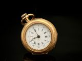 une montre de poche en or avec des chiffres romains