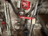 une photo d'un homme travaillant sur une machine dans un sous-sol