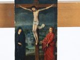 une croix en bois sur laquelle est représenté Jésus