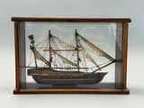 une petite maquette de bateau dans une vitrine