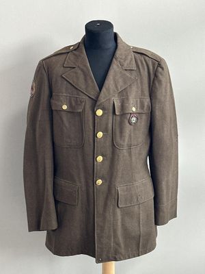 une photo d'une veste militaire sur un mannequin
