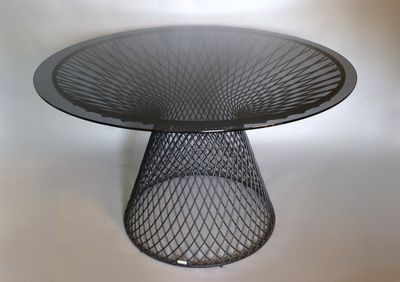 une photo d'une table en verre avec un piètement en métal