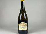 une bouteille de vin posée sur une table blanche