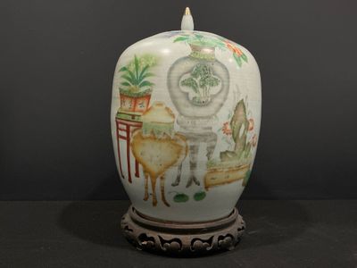 un vase blanc avec un tableau sur une table