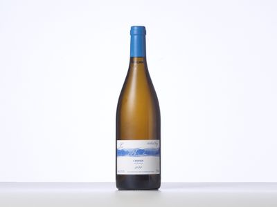 une bouteille de vin blanc posée sur une table