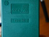 une personne tenant dans sa main un appareil de type DP2 de couleur verte