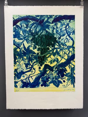 un tableau bleu et jaune sur un mur noir