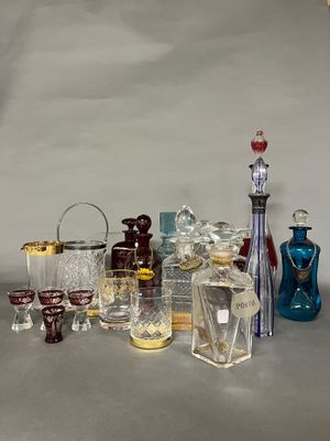 un grand nombre d'objets en verre posés sur une table