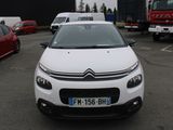 une Citroën blanche garée sur un parking à côté d'autres voitures