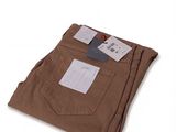 les pantalons marron sont pliés les uns sur les autres