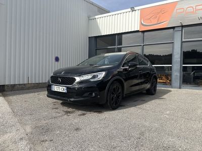 une voiture noire garée devant un bâtiment