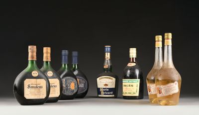 plusieurs bouteilles d'alcool sont alignées sur une table