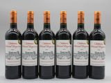 six bouteilles de vin rouge sont alignées