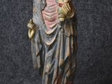 statue d'une femme tenant un bébé dans ses bras