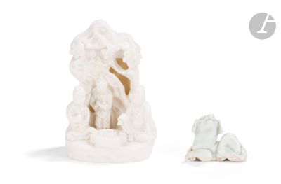une petite figurine représentant un chien et un chat sur un fond blanc