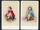 deux photos d'une petite fille assise sur une chaise
