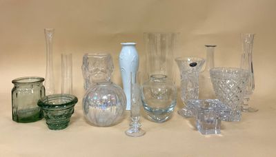 beaucoup de vases en verre et de vases sur la table