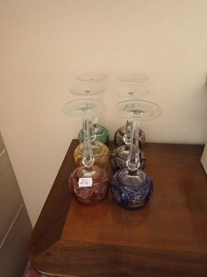 trois verres à vin posés sur une table en bois