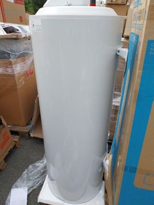 un réfrigérateur blanc posé au milieu d'une pile de cartons