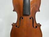 gros plan d'un violon avec un archet sur fond blanc