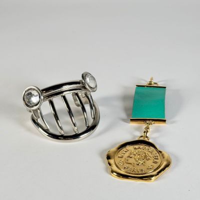 KARL LAGERFELD, bracelet manchette couleur métal avec strass…