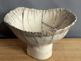 un bol blanc posé sur une table en bois