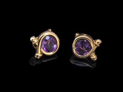une paire de boucles d'oreilles en or et en améthyste
