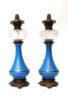 Paire de lampes à huile en porcelaine émaillée à décor peint… (photo 2)
