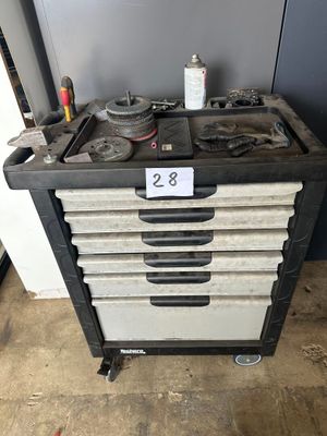 une photo d'une armoire à outils sur laquelle sont posés de nombreux outils