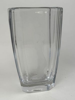 un vase en verre posé sur une table
