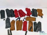 de nombreuses paires de gants en cuir posées sur une table blanche