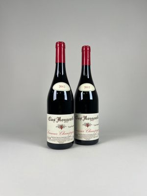 deux bouteilles de vin rouge posées l'une à côté de l'autre sur une table