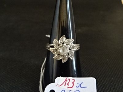 une bague en argent ornée d'une fleur au sommet d'un cône noir