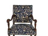 une image représentant une chaise bleue et blanche dont le dossier est recouvert d'un tissu à motifs floraux