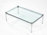 table basse rectangulaire en verre, avec des pieds chromés et un plateau en verre transparent