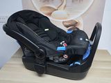 un siège auto pour bébé posé sur une table