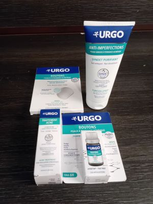 deux tubes de gel hydroalcoolique Urgo et un tube de gel hydroalcoolique Urgo posés sur une table