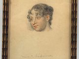 portrait d'une jeune femme dans un cadre marron sur fond blanc